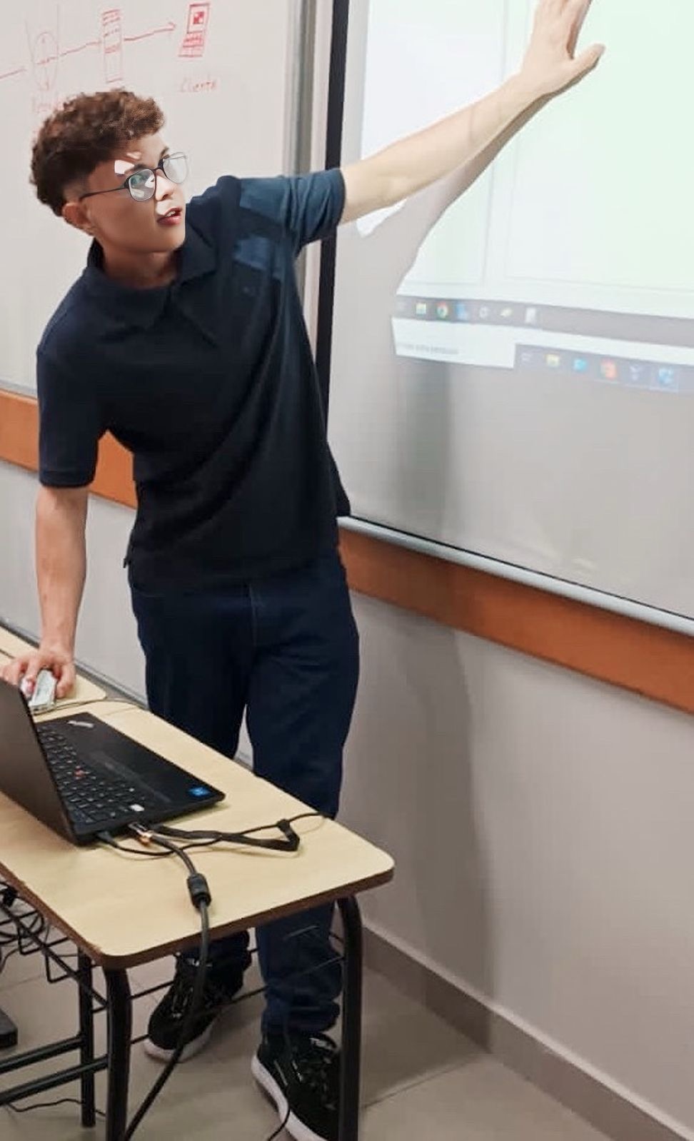 Foto do Gabriel aprensentando o TCC